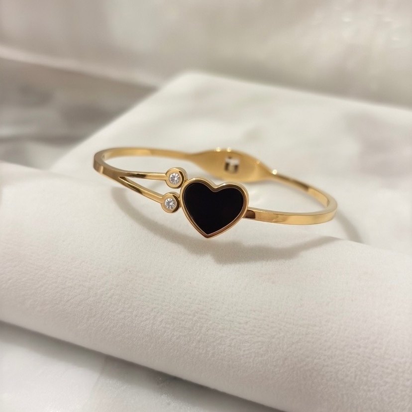 Altın Renkli Kalp Detaylı Kadın Bileklik - Görsel 2