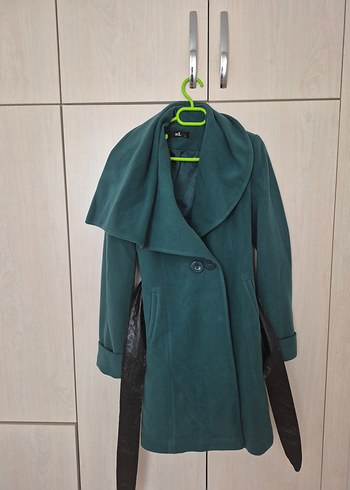 Kemerli, geniş yakalı yeşil kaban - Görsel 3