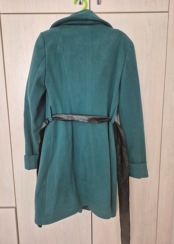 Kemerli, geniş yakalı yeşil kaban - Görsel 4