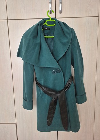 Kemerli, geniş yakalı yeşil kaban - Görsel 2