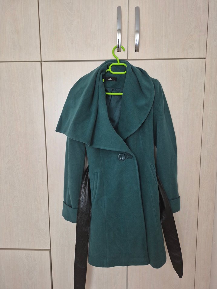 Kemerli, geniş yakalı yeşil kaban - Görsel 3