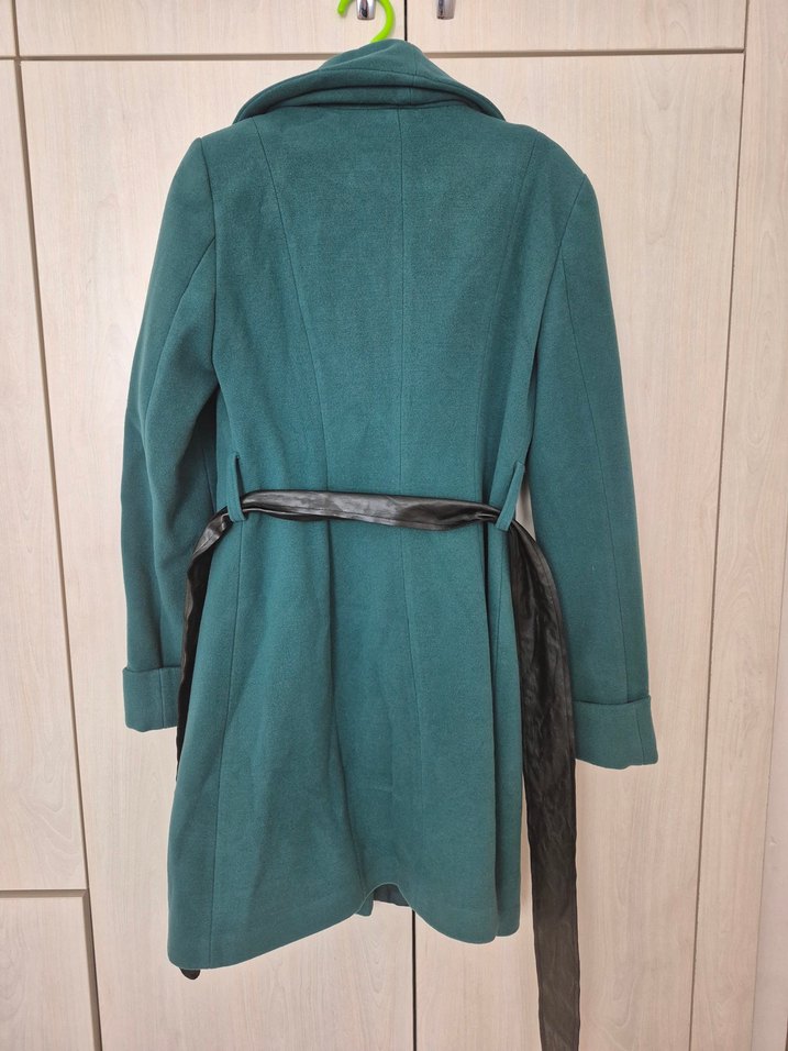 Kemerli, geniş yakalı yeşil kaban - Görsel 4