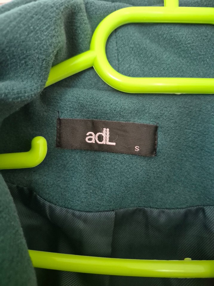 Kemerli, geniş yakalı yeşil kaban - Görsel 5