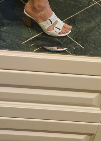 Beyaz Tokalı Kadın Dolgu Topuk Terlik - Görsel 3