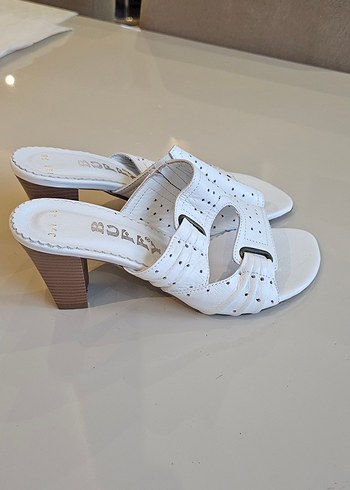 Beyaz Tokalı Kadın Dolgu Topuk Terlik - Görsel 5