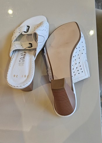Beyaz Tokalı Kadın Dolgu Topuk Terlik - Görsel 2