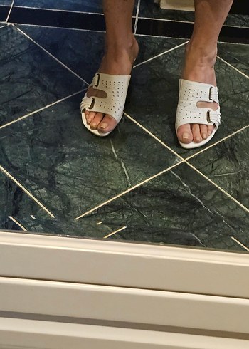 Beyaz Tokalı Kadın Dolgu Topuk Terlik - Görsel 4