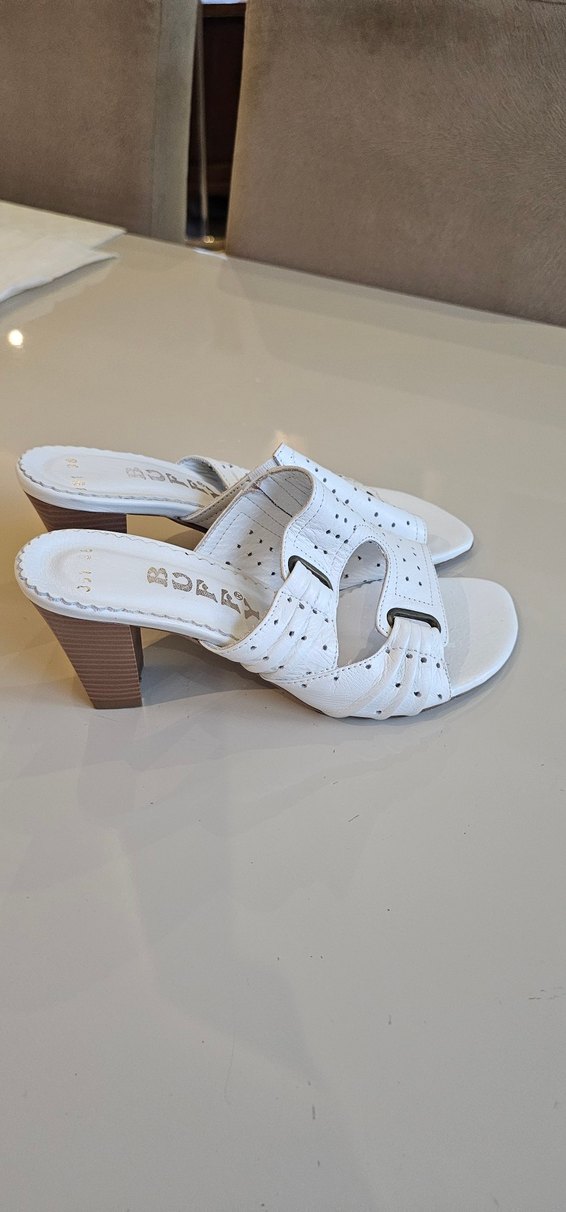 Beyaz Tokalı Kadın Dolgu Topuk Terlik - Görsel 5