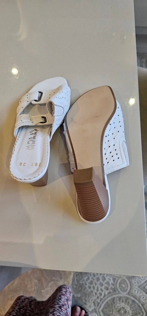 Beyaz Tokalı Kadın Dolgu Topuk Terlik - Görsel 2