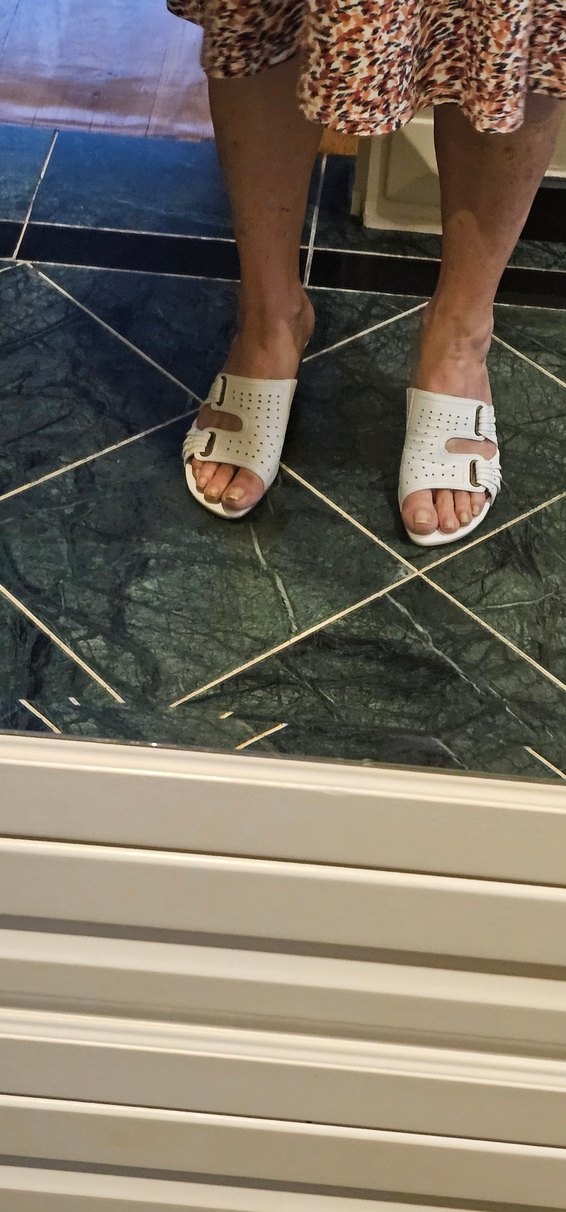 Beyaz Tokalı Kadın Dolgu Topuk Terlik - Görsel 4