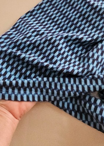 Desenli Mavi V Yaka Kısa Kollu Bluz - Görsel 7