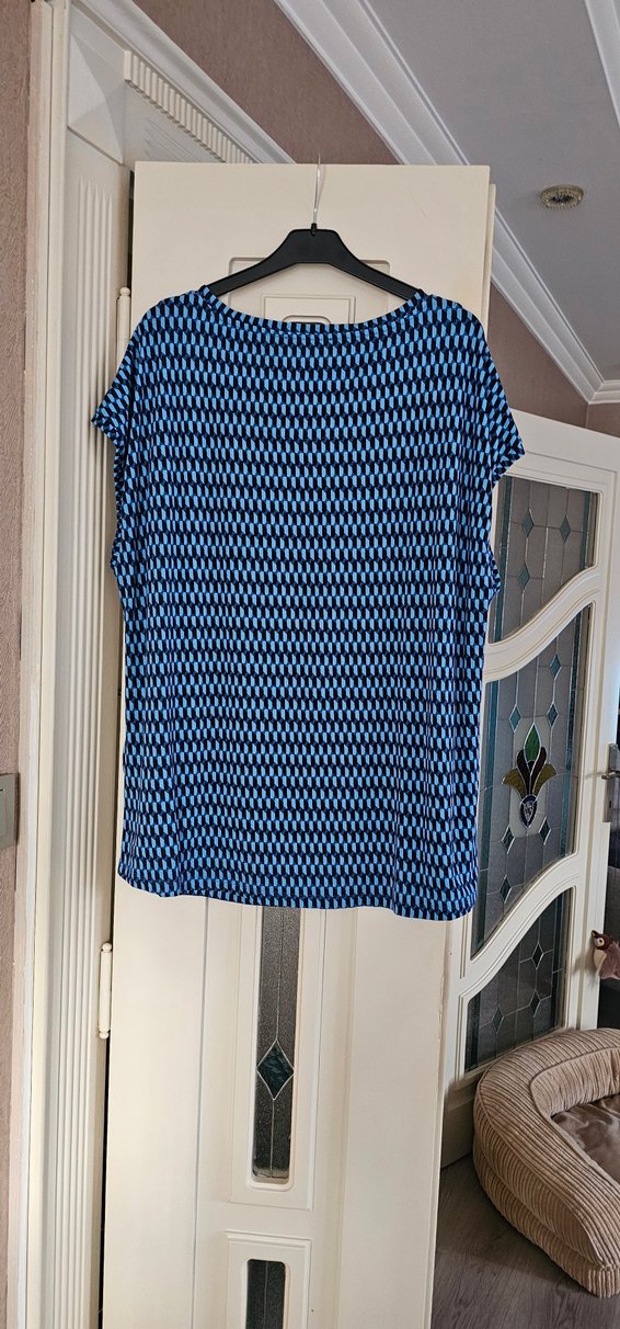 Desenli Mavi V Yaka Kısa Kollu Bluz - Görsel 2