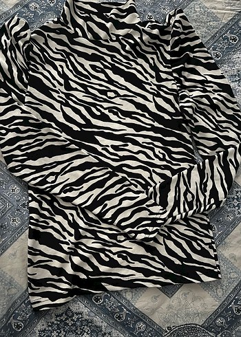 Zebra Desenli Uzun Kollu Kadın Bluz