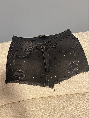 İşleme Detaylı Denim Şort