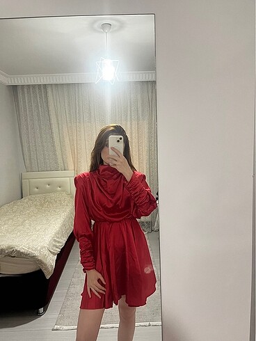 Kırmızı renk saten elbise