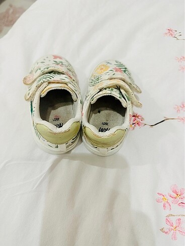 H&M H&m marka kız bebek ilk adım ayakkabısı 20/21 numara uyumludur.