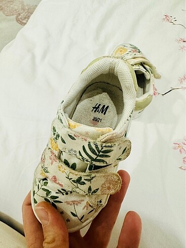 21 Beden H&m marka kız bebek ilk adım ayakkabısı 20/21 numara uyumludur.