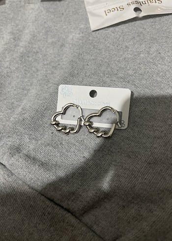 Gri Zincir Detaylı Midi Kalp Küpe ÇELİK