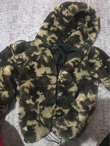 BERSHKA kamuflajlı suni kürk