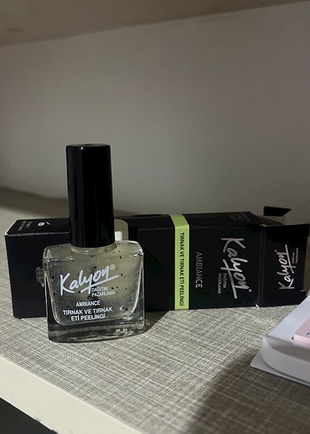 Kalyoye Parlatıcı Tırnak Eti Peelingi