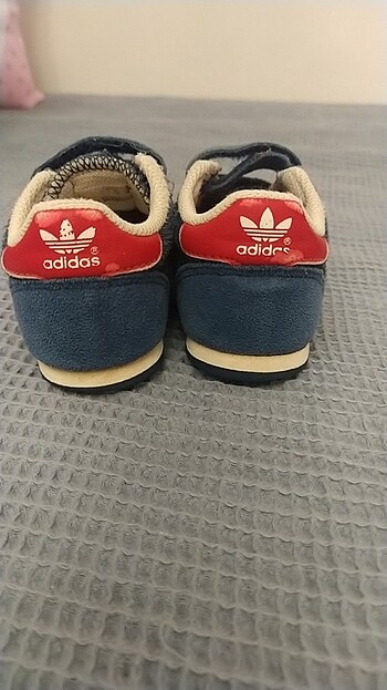 24 Beden Adidas spor ayakkabı ve Toddler sandalet