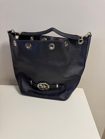 Guess siyah kol çantası