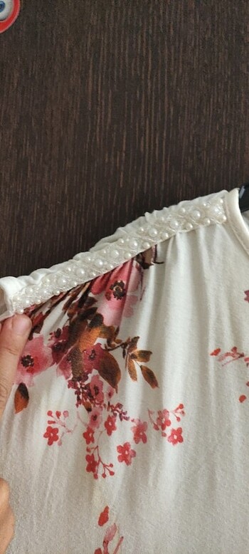 LC Waikiki Omuzları inci detaylı tişört