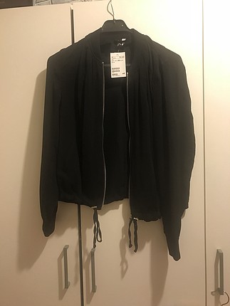 H&M siyah ince saten kumas fermuarli mont