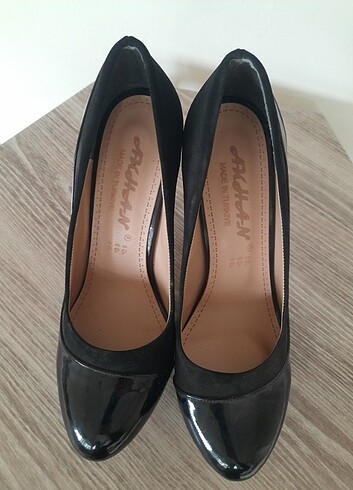 Siyah topuklu ayakkabı, siyah stiletto
