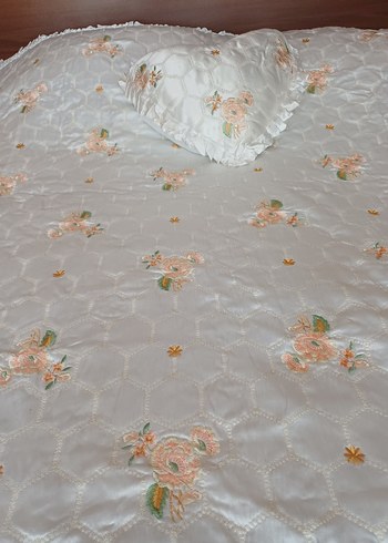 Nakışlı Beyaz Yatak Örtüsü - Görsel 2