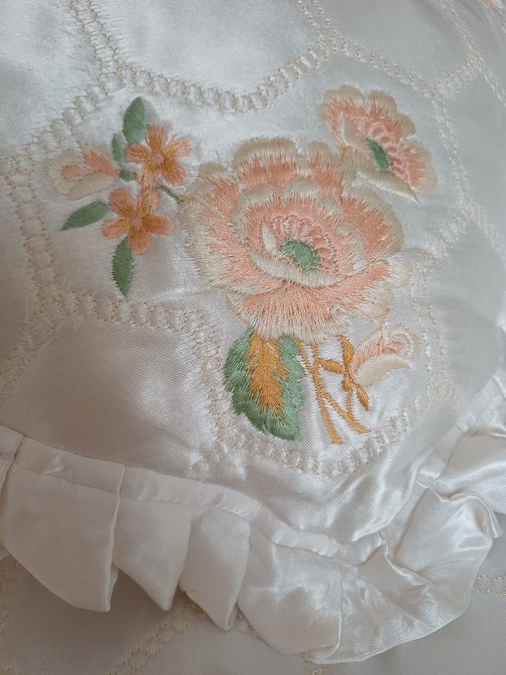 Nakışlı Beyaz Yatak Örtüsü - Görsel 5