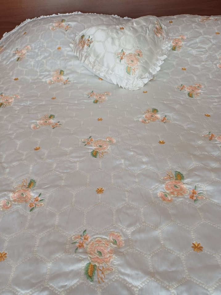 Nakışlı Beyaz Yatak Örtüsü - Görsel 2