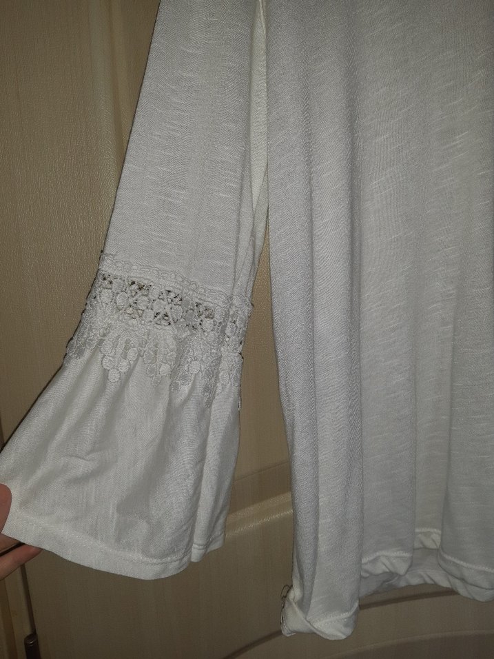 Dantel Detaylı Beyaz V Yakalı  Bluz - Görsel 2