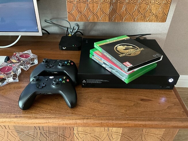 Xbox One X 1TB + 2 kol ve 3 oyun