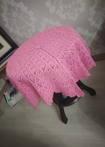  El yapımı pembe çiçek desenli masa örtüsü