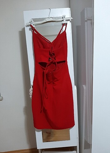 xs Beden Kırmızı Cut Out ve Sırt Detaylı Elbise