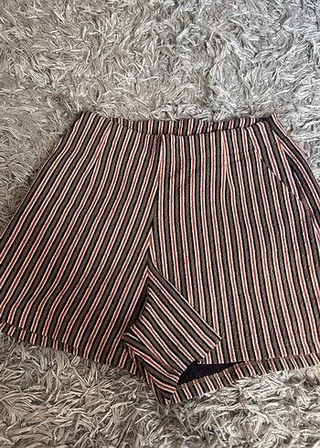 Kahverengi Çizgili Pilili Mini Şort MUDO