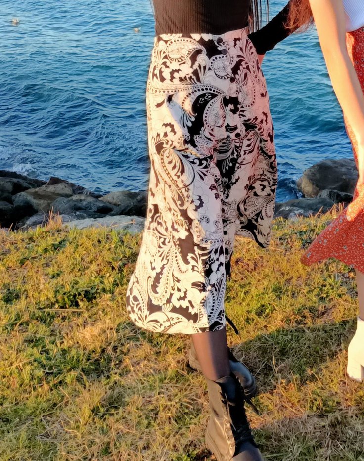 Desenli Siyah Beyaz Midi Etek - Görsel 3