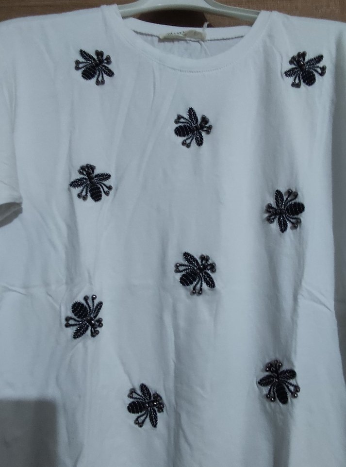 Beyaz Çiçek Baskılı Kısa Kollu Tişört - Görsel 2
