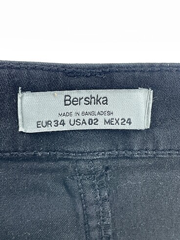 34 Beden siyah Renk Bershka Mini Etek %70 İndirimli.
