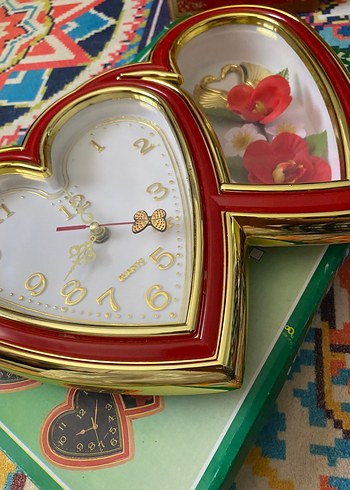 Kırmızı Kalp Şeklinde Masa Saati ve Çiçekli Dekor - Görsel 2