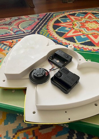 Kırmızı Kalp Şeklinde Masa Saati ve Çiçekli Dekor - Görsel 3