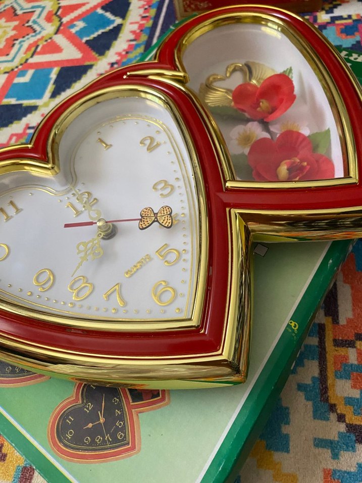 Kırmızı Kalp Şeklinde Masa Saati ve Çiçekli Dekor - Görsel 2