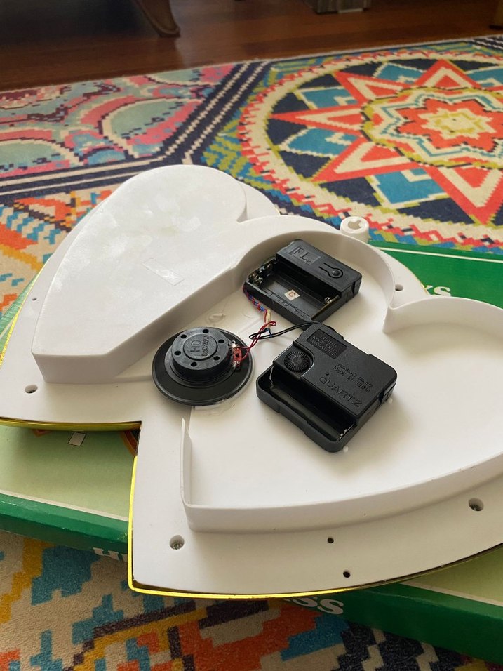 Kırmızı Kalp Şeklinde Masa Saati ve Çiçekli Dekor - Görsel 3