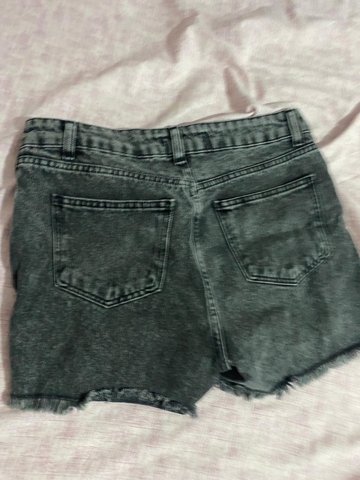 Gri Yırtık Düğmeli Kot Şort - Görsel 3