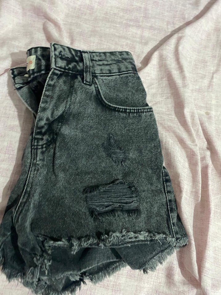 Gri Yırtık Düğmeli Kot Şort - Görsel 2