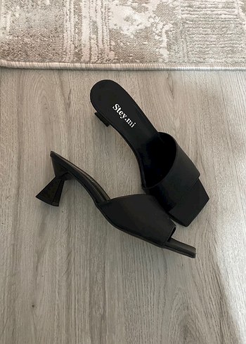 Siyah Rugan Kadın Topuklu Terlik - Görsel 2