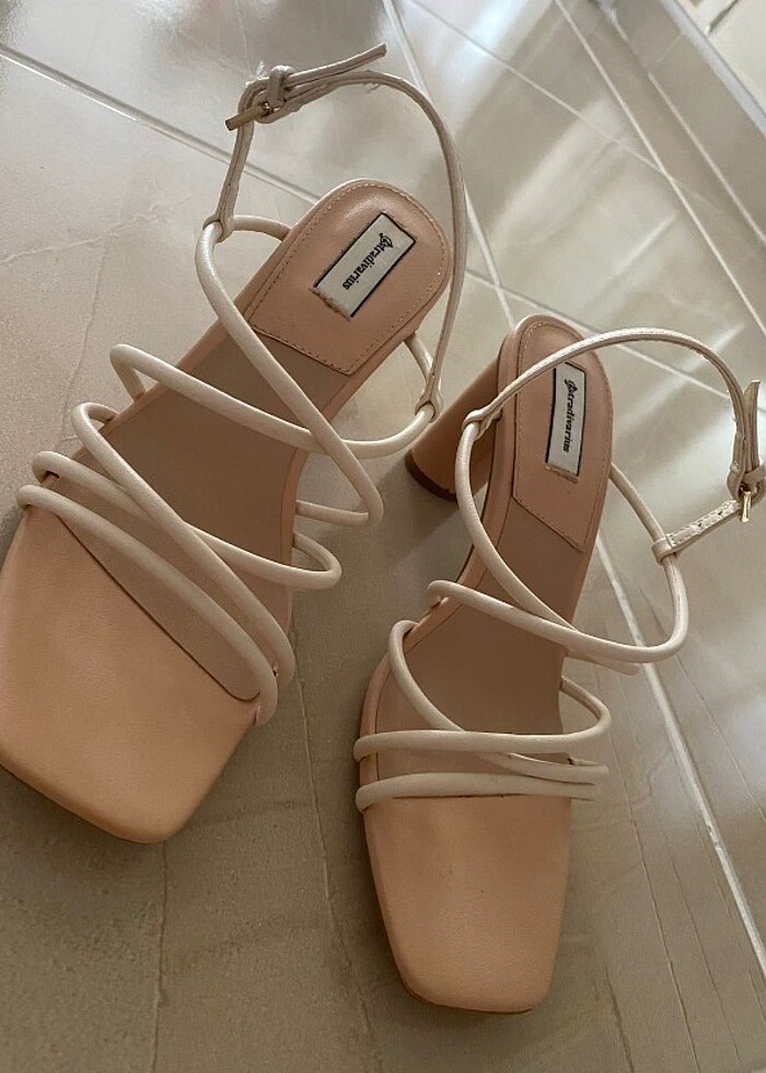 Stradivarius topuklu sandalet - Görsel 2