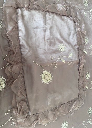Kahverengi Nakışlı Parlak Yatak Örtüsü - Görsel 2