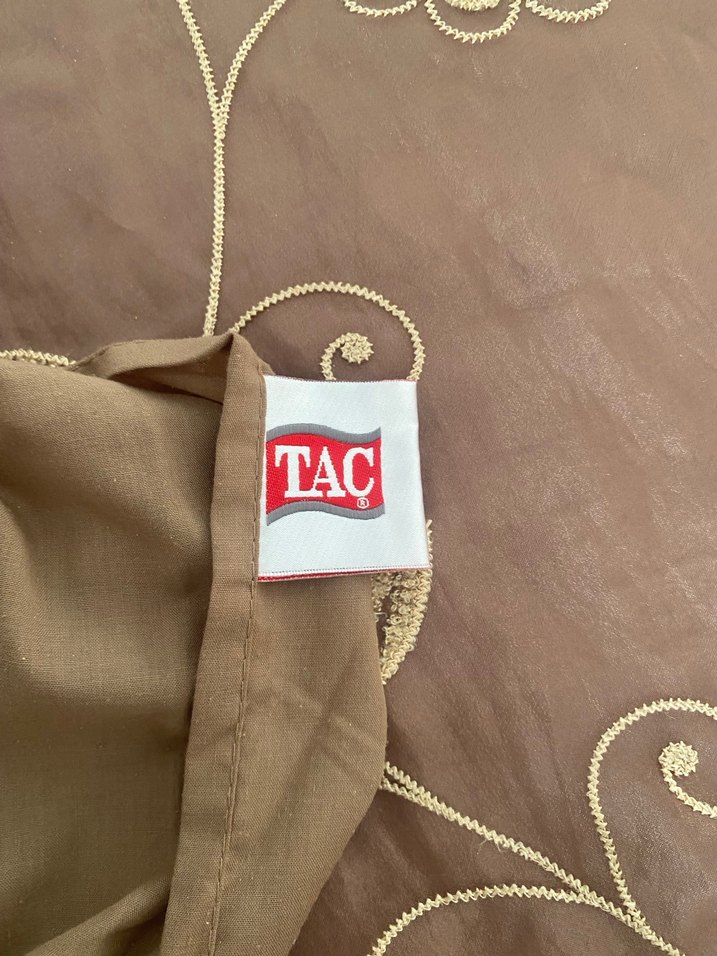 Kahverengi Nakışlı Parlak Yatak Örtüsü - Görsel 3